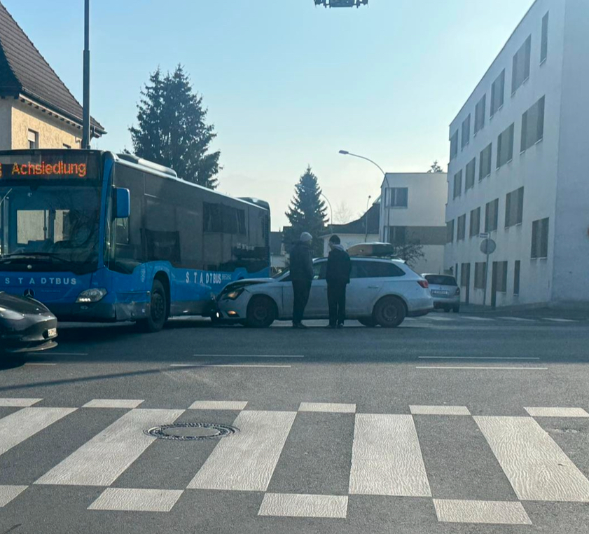 Bregenz’de Trafik Kazası: Otomobil Otobüse Çarptı