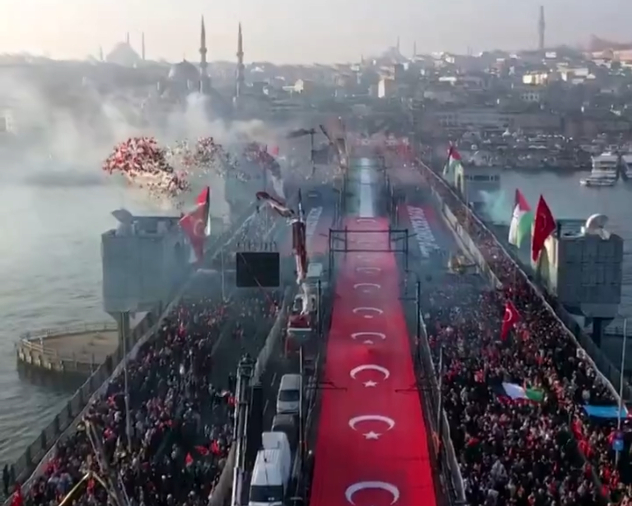 İstanbul’da Tarihi Buluşma: Binlerce Kişi Galata Köprüsü’nde Filistin İçin Yürüdü