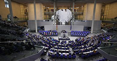 Almanya'da yapılan ilk tahminlere göre, CDU/CSU'dan oluşan muhafazakâr ittifak, oyların %28,5'ini alarak genel seçimleri kazandı.