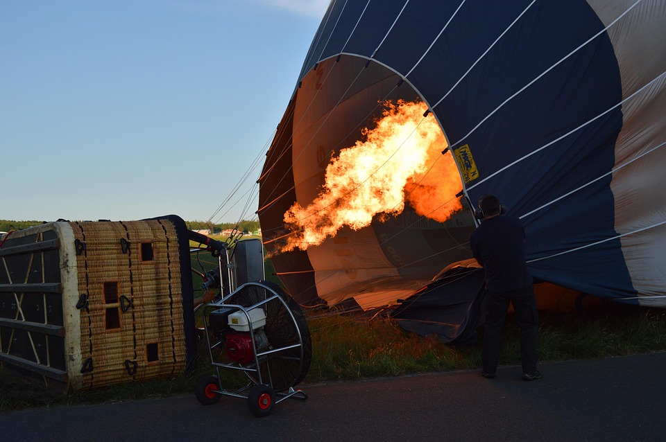 Sıcak hava balonu ağaçlara takıldı Mucizevi kurtuluş Sıcak hava balonu ağaçlara takıldı Mucizevi kurtuluş