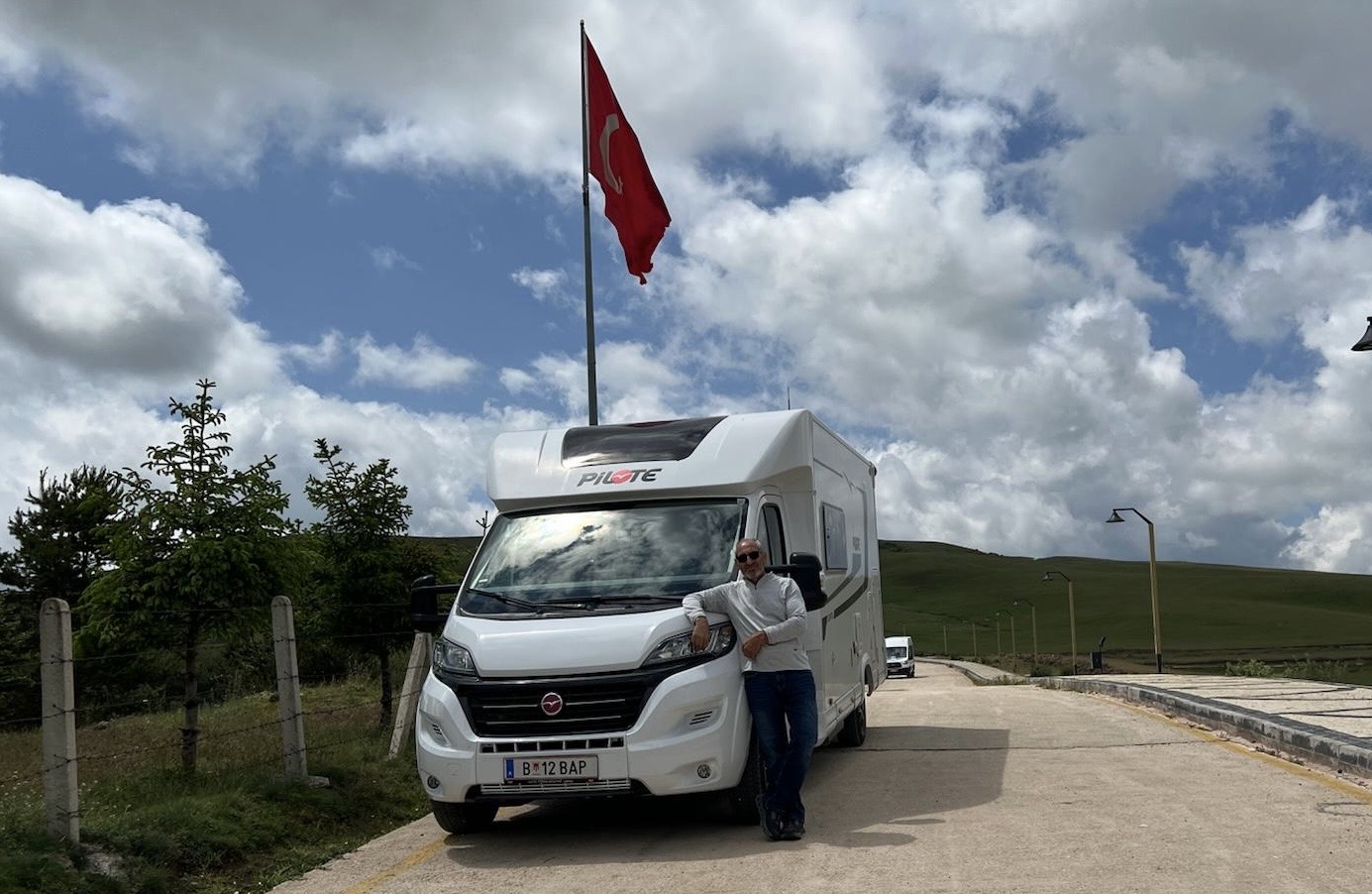 Avusturya’dan Karadeniz’e Yolculuk: Yılmaz Toy, Karavanıyla Perşembe Yaylası’ndan Tura Başladı