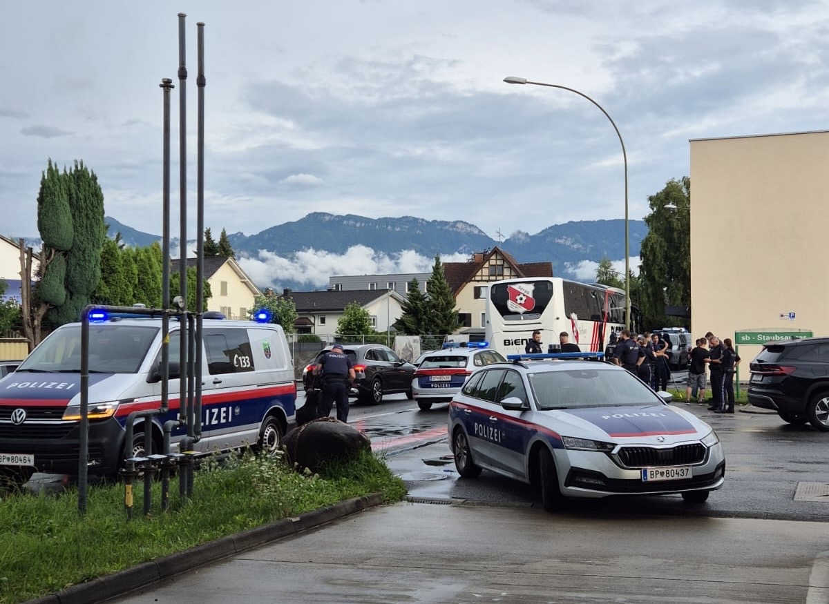 REICHSHOFSTADION YENİDEN KAPILARINI AÇTI: AÇILIŞ MAÇININ ARDINDAN TARAFTARLAR ARASINDA ARBEDE ÇIKTI
