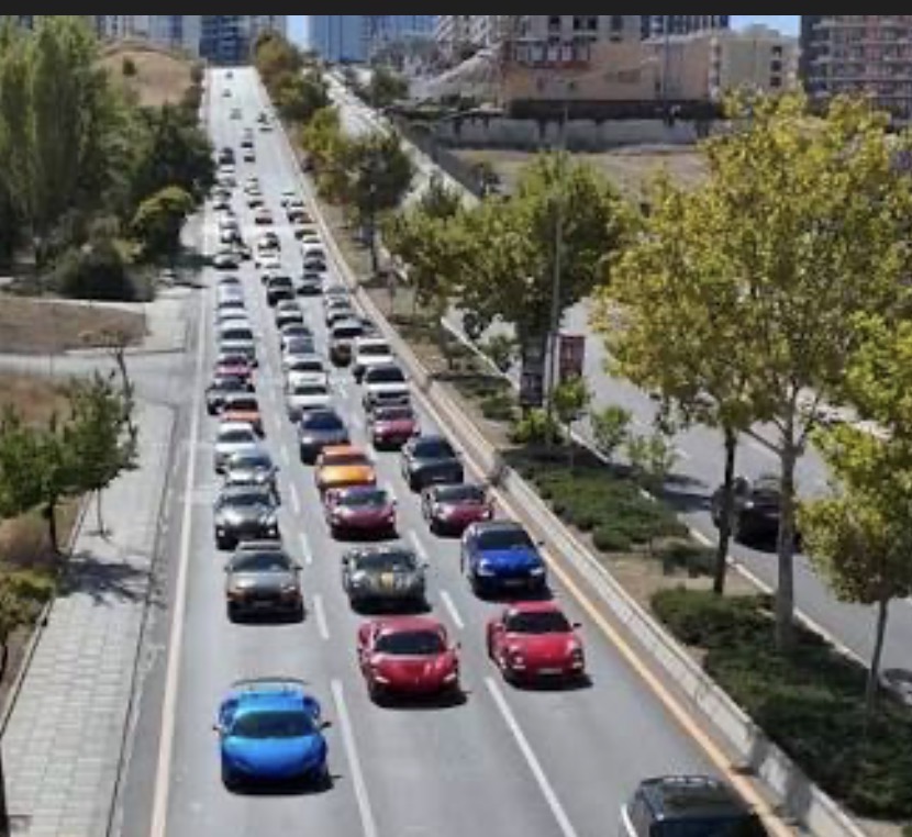 Belçika’da Düğün Konvoyuna Ağır Ceza: 5 Yıl Trafikten Men, 2000 Euro Para ve Araçlara El Koyma