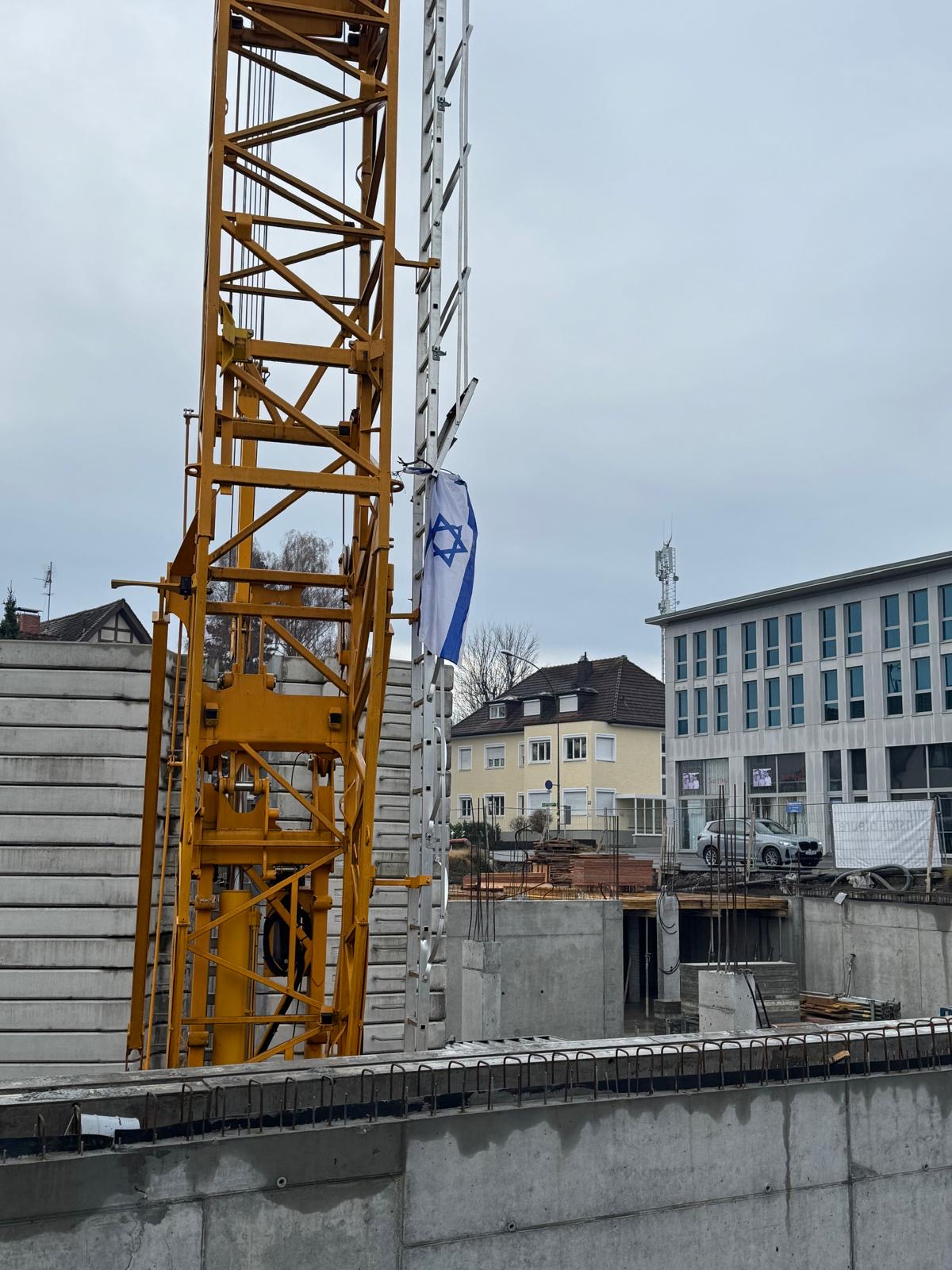 ATİB Lustenau Camisi’nin İnşaat Alanındaki Vinciye İsrail Bayrağı Asıldı ATİB Lustenau Camisi’nin İnşaat Alanındaki Vinciye İsrail Bayrağı Asıldı