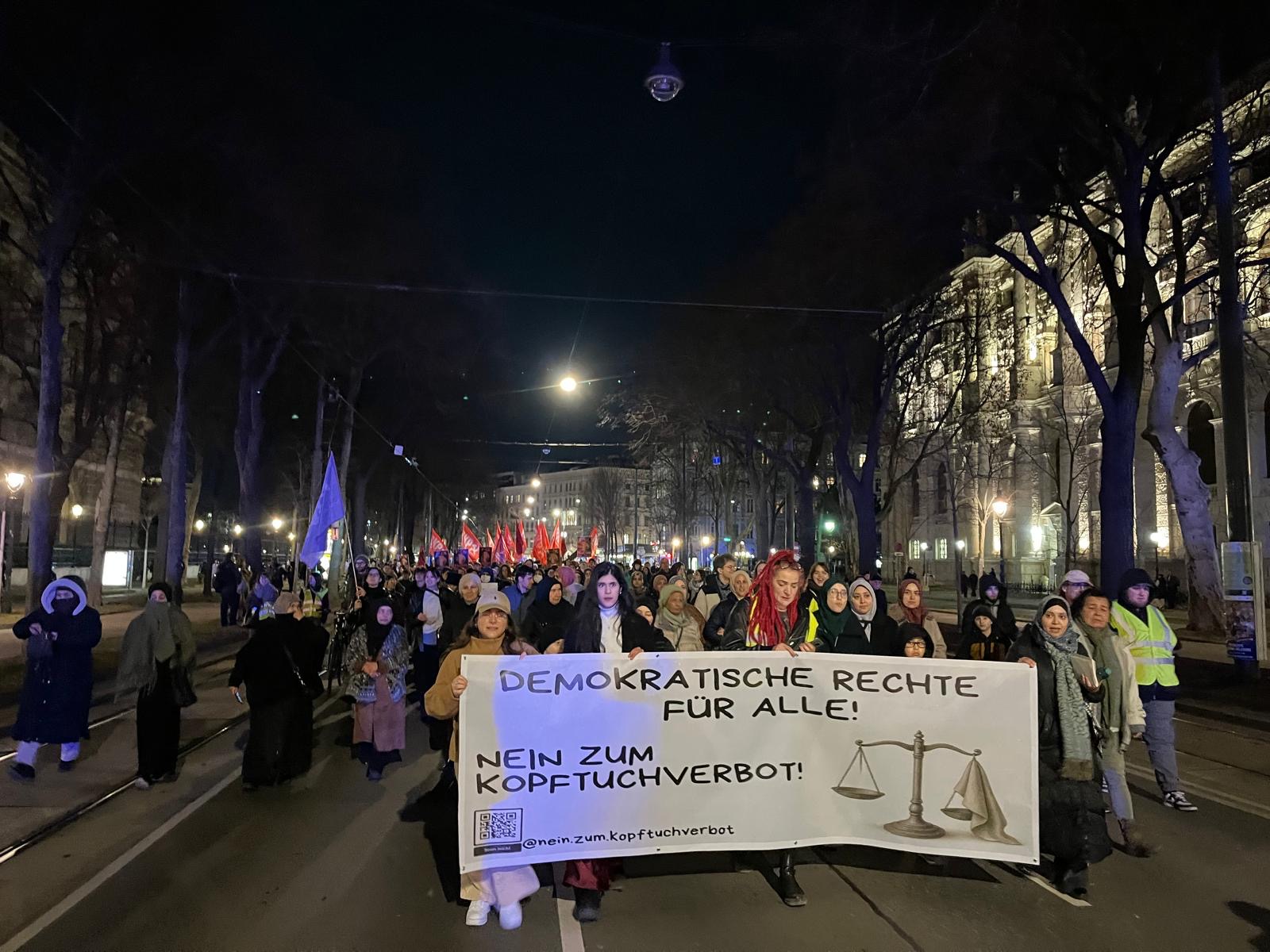 Viyana’da Başörtüsü Yasağına Karşı Kararlı Yürüyüş