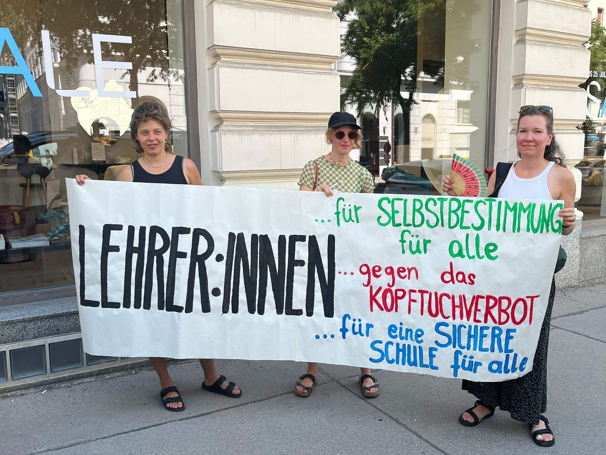 Başörtüsü Yasağına Karşı Toplanan İmzalar Bildungsdirektion Wien’e Teslim Edildi
